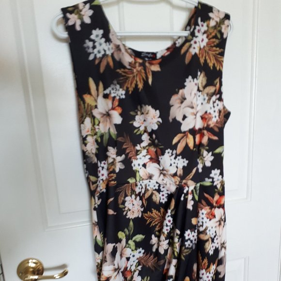 Lovely Sleeveless Dress - Picture 1 of 3